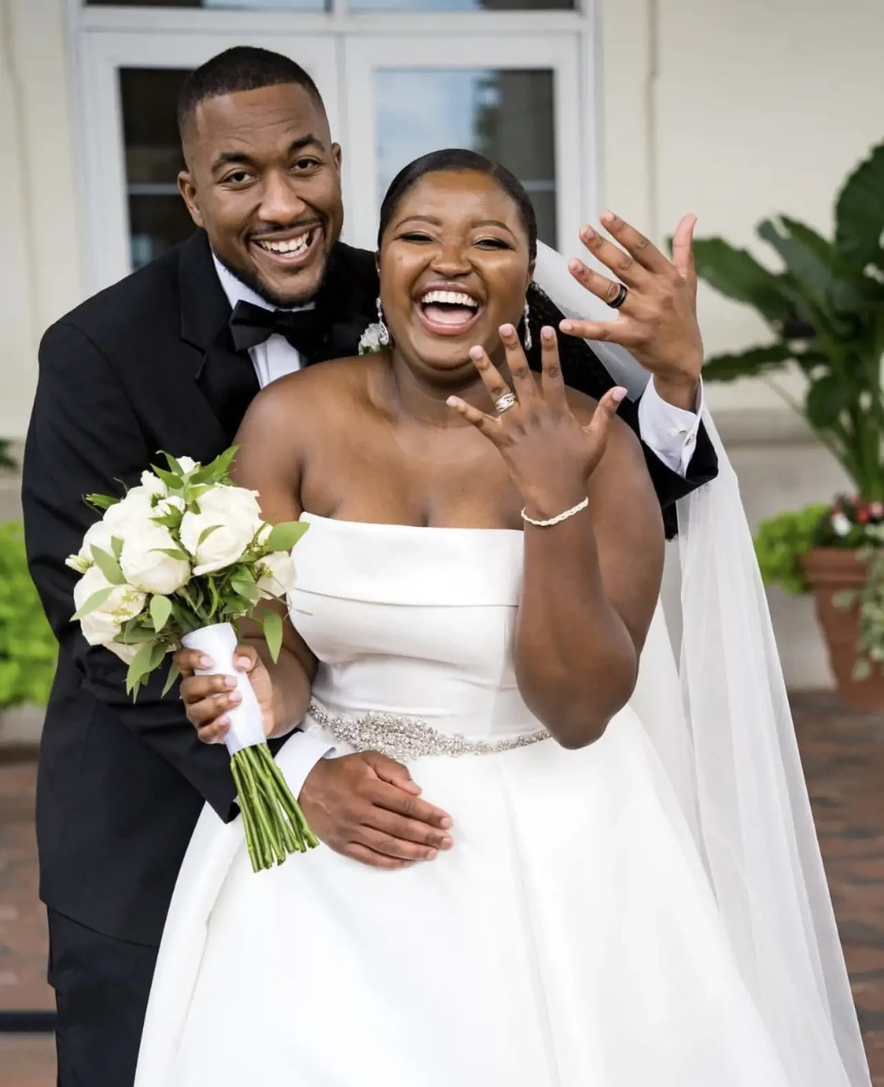 Photo of the real bride and groom with the bouquet